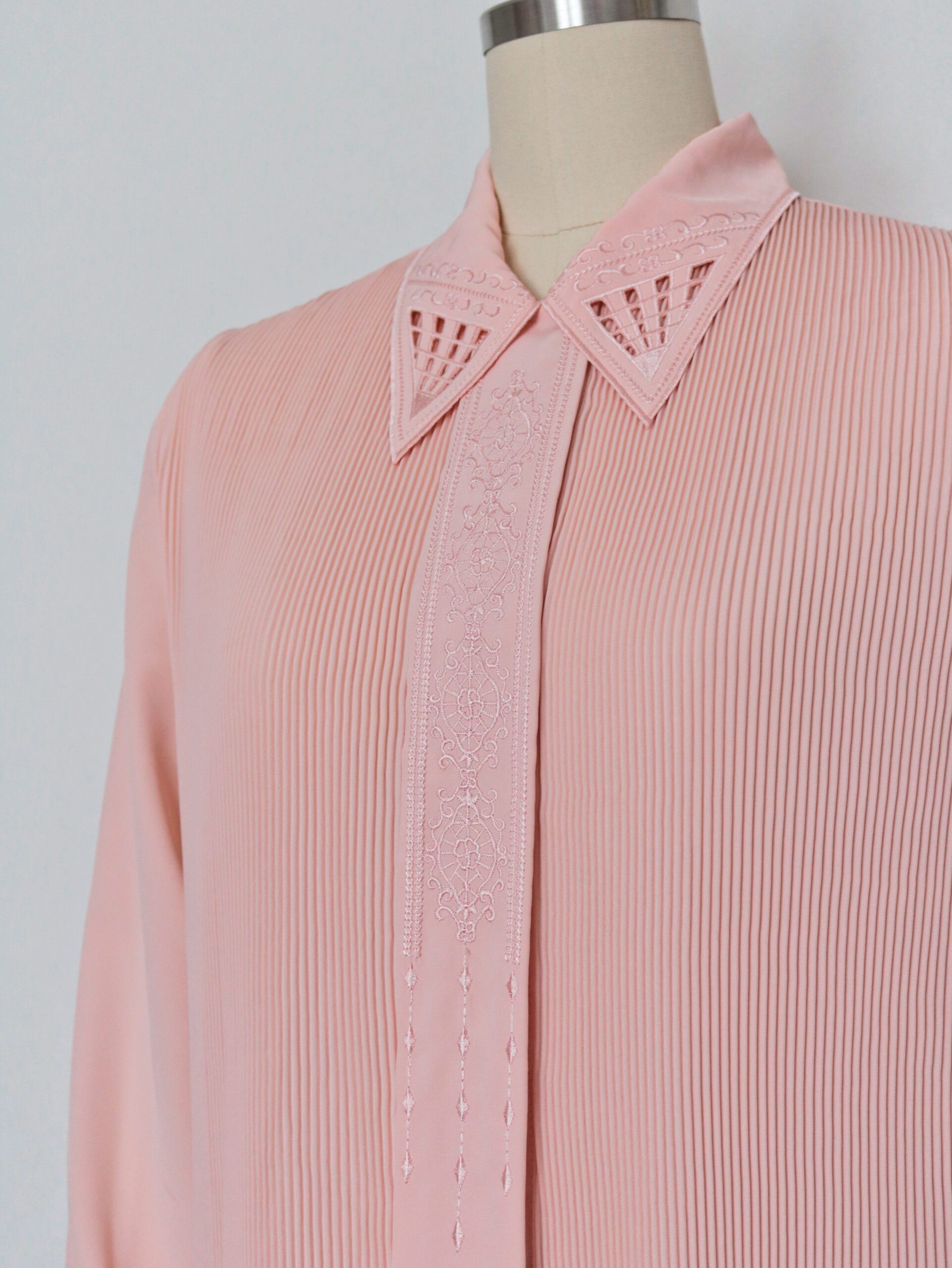 Vintage Peach Cutout Collar Embroidered Pleated Blouse-4